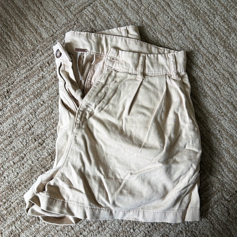 Free people khaki shorts. Never worn small size 8. Super cute!!!